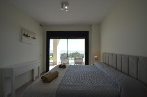 um quarto com uma cama grande e uma janela grande em Ocean Home EXCELLENT & SOLMARES na Isla Canela