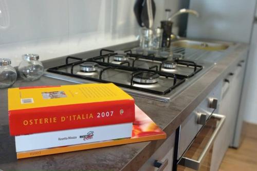羅馬的住宿－Appartamento Le Vigne di Roma，厨房里一个放在炉灶上的盒子