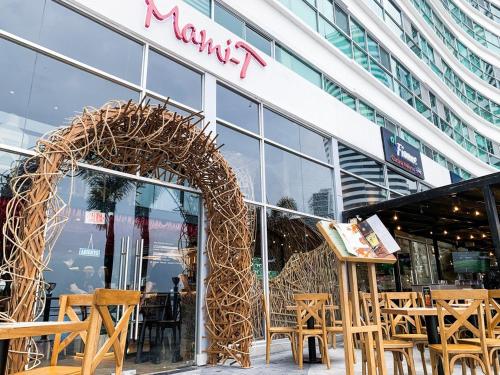 a store with an arch in front of a building at Depa de lujo con piscina y jacuzzi in Guayaquil