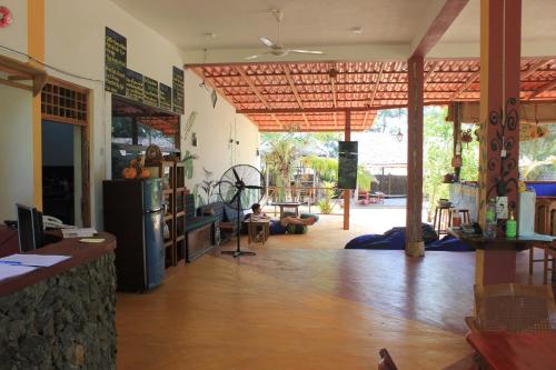 un vestíbulo de un restaurante con barra y una habitación en Sand Dune Beach Resort & Surf Camp, en Arugam Bay