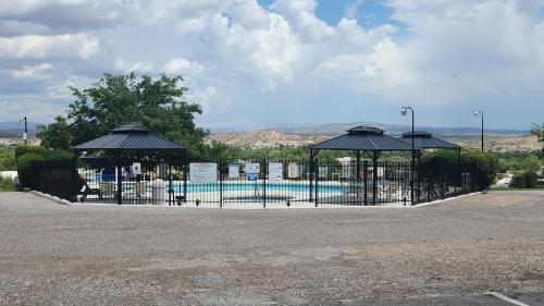 een park met een zwembad en twee paviljoens met een zwembad bij The View Motel in Cottonwood