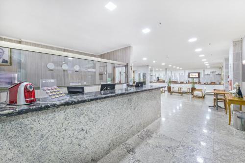 a kitchen with a counter with a counter sidx sidx sidx at Hotel Nacional Inn Limeira in Limeira