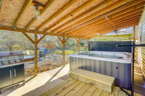 Fotografie z fotogalerie ubytování Hocking Hills Hideaway with Hot Tub and Fire Pit! v destinaci Logan