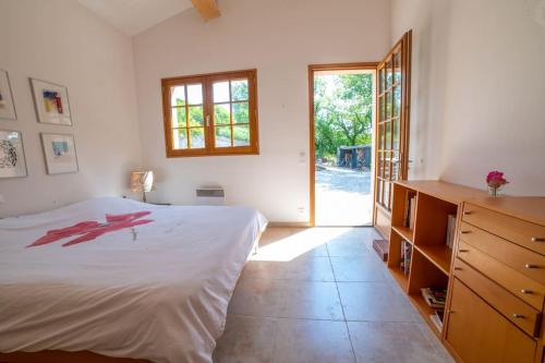 Ένα ή περισσότερα κρεβάτια σε δωμάτιο στο Location Maison provençale, Vacances Provence, Var