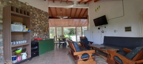 ein Wohnzimmer mit einem Sofa und einem Tisch in der Unterkunft Habitación Juvenil Los Cerros in Paraguarí