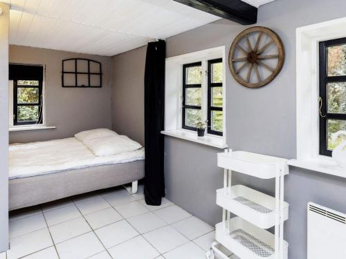 - une petite chambre avec un lit et des fenêtres dans l'établissement Holiday home Søby Ærø II, à Leby