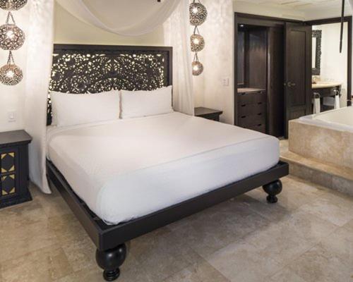 - une chambre avec un grand lit et une baignoire dans l'établissement Cabo Azul, A Hilton Vacation Club, à San José del Cabo