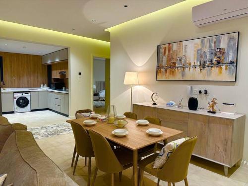 een woonkamer met een eettafel en een keuken bij شقة فاخرة بثلاث غرف نوم بالنرجس in Riyad