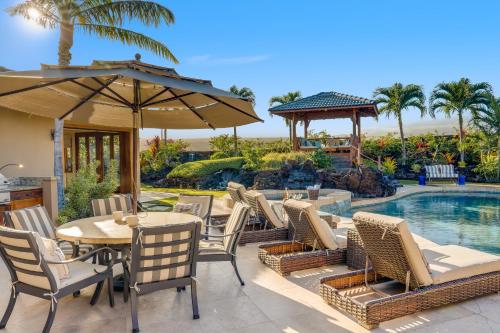 Kolam renang di atau dekat dengan Hale Mele Polynesian Pod Style Home with private Pool, Hot Tub, E-bikes and Golf Cart