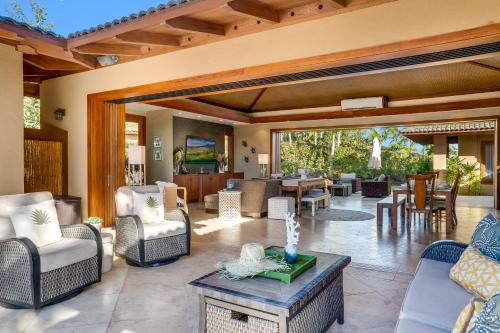Ruang duduk di Hale Mele Polynesian Pod Style Home with private Pool, Hot Tub, E-bikes and Golf Cart