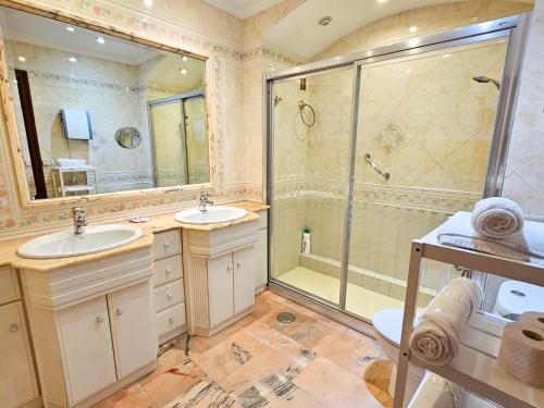 La salle de bains est pourvue de 2 lavabos et d'une douche. dans l'établissement Laguna Beach Costasol - Alojamientos La Torre, à Torrox Costa