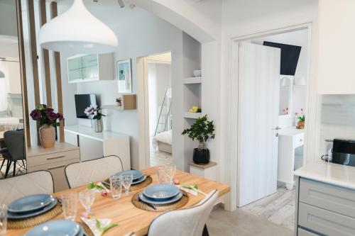 una sala da pranzo e una cucina con tavolo e sedie di Onar Village Luxury Apartments a Kavala