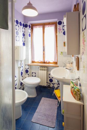 a bathroom with two sinks and two toilets at La Fleur, Morgex in Morgex