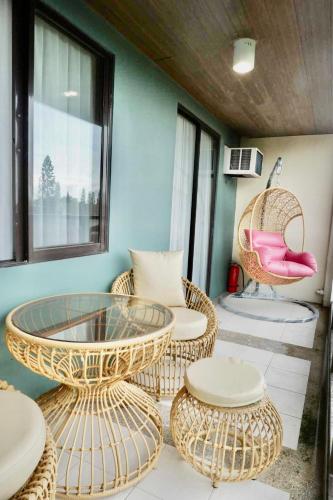 Posezení v ubytování Elegant, and Family-Friendly 2BR in Pine Suites