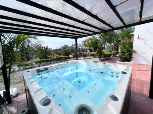 una gran piscina con sombrilla en Las palmeras, en Playas