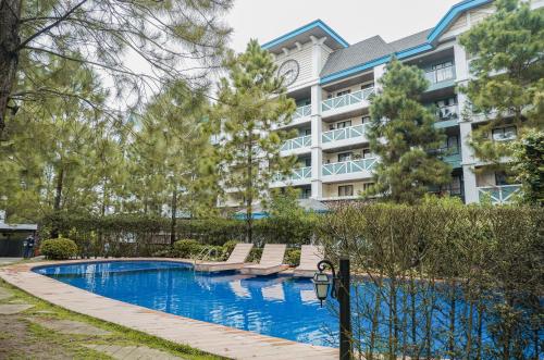 Bazén v ubytování Elegant, and Family-Friendly 2BR in Pine Suites nebo v jeho okolí