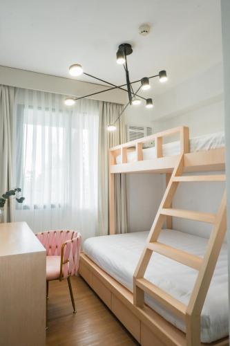 Postel nebo postele na pokoji v ubytování Elegant, and Family-Friendly 2BR in Pine Suites