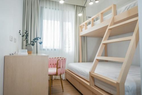 大雅台的住宿－Elegant, and Family-Friendly 2BR in Pine Suites，一间卧室配有双层床和书桌
