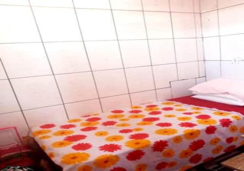 a room with a bed with flowers on it at Casa para temporada in Salvador