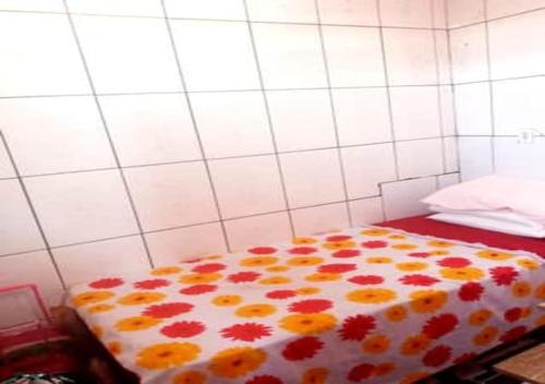 Una habitación con una cama con flores. en Casa para temporada, en Salvador