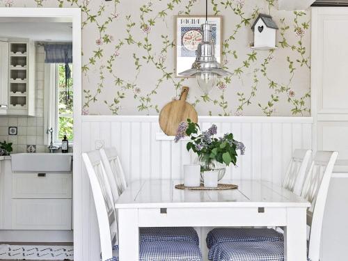 Ödsmål的住宿－Holiday home Ödsmål II，一间配备有白色桌椅的用餐室