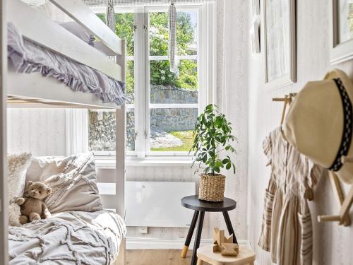 een kleine slaapkamer met een bed en een raam bij Holiday home Ödsmål II in Ödsmål