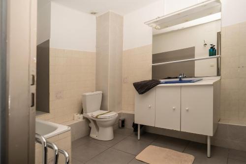 une salle de bain avec toilettes et lavabo dans l'établissement 