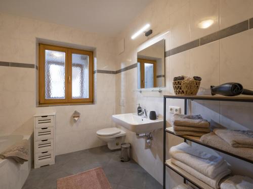 Bilik mandi di Ferienhaus Hansl