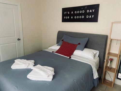 een slaapkamer met een bed met handdoeken erop bij Private Rooms close to Miami Airport - Free parking - 02 in Miami