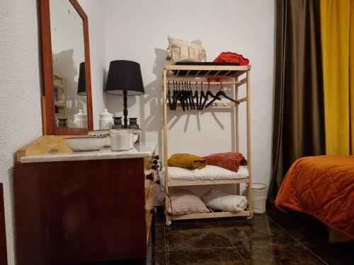 Habitación con espejo y estante con toallas en CASA LA TORRECICA, en Cehegín