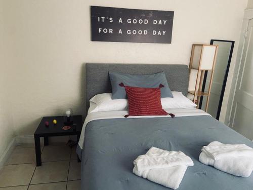 1 dormitorio con 1 cama con 2 toallas en Cozy rooms in cute house, close to Miami airport - Free parking en Miami