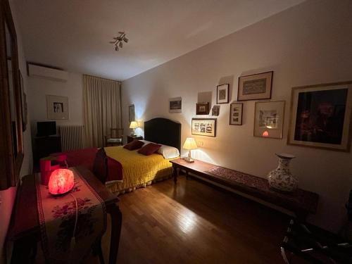 ein Schlafzimmer mit einem Bett und einem Tisch mit einem Sofa in der Unterkunft ART ROOM in Verona