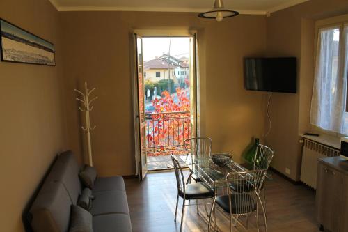 ein Wohnzimmer mit einem Sofa, einem Tisch und Stühlen in der Unterkunft B&R Apartment in Caselle Torinese