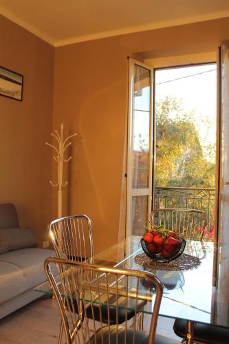 uma sala de jantar com uma mesa de vidro e uma taça de fruta em B&R Apartment em Caselle Torinese