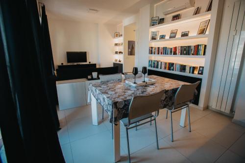 comedor con mesa y sillas y biblioteca en Principato di Baragallo - Free Private Parking, en San Remo