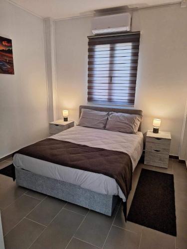 Marianna's House في Galata: غرفة نوم مع سرير مع مواقف ليلتين ونافذة