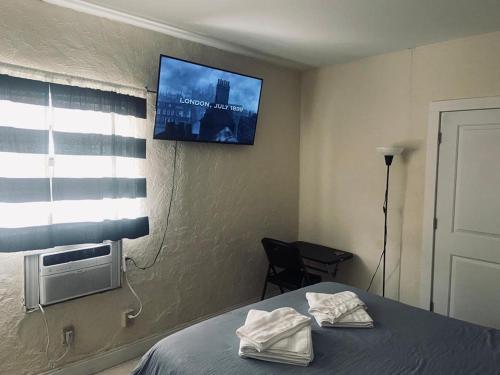 - une chambre avec un lit et une télévision murale dans l'établissement Pretty Private Room, near the Airport - Free parking - 01, à Miami