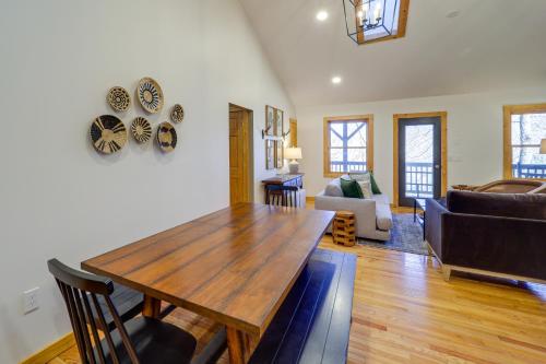 Zona de estar de Blowing Rock Escape with Covered Deck and Fire Pit
