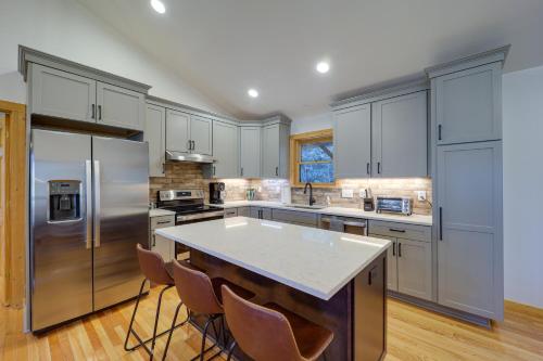 Una cocina o zona de cocina en Blowing Rock Escape with Covered Deck and Fire Pit