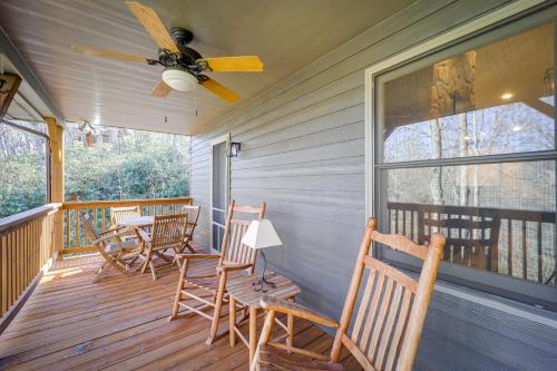 Un balcón o terraza de Blowing Rock Escape with Covered Deck and Fire Pit