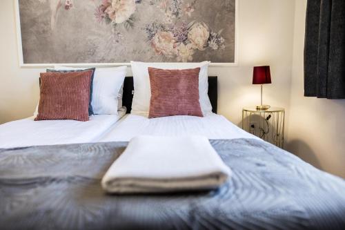 een bed met een deken erop bij CracWoW K8 No.9 Apartment in Krakau