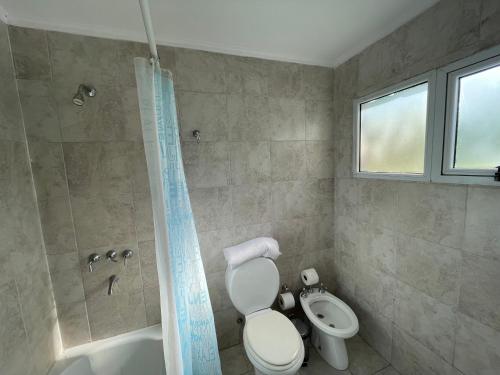 ein Bad mit einem WC, einer Dusche und einem Waschbecken in der Unterkunft Grand Zen Hotel in Loma Verde