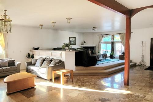 sala de estar con sofá y chimenea en Hot Springs Hideaway, en Pagosa Springs