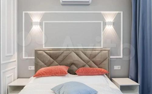 ein Schlafzimmer mit einem Bett mit zwei Kissen darauf in der Unterkunft VIP apart 257 in Tbilisi City