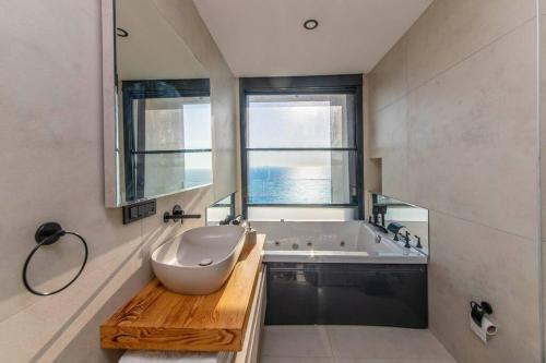Ένα μπάνιο στο Villa Titanic Bodrum