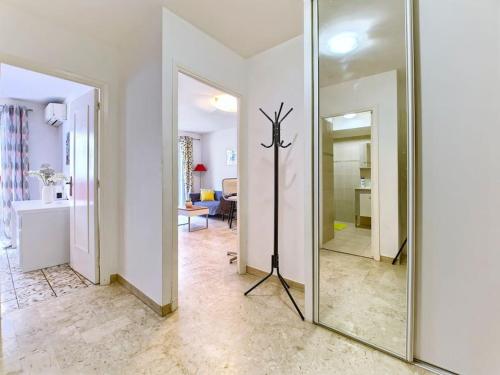 un couloir avec deux miroirs et un salon dans l'établissement Superbe Appartement Près de la Gare-Clim-Wifi-Espace dedié au Travail, à Nice
