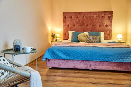 - une chambre avec un lit doté d'une tête de lit rouge dans l'établissement Amazing View Lux with balcony, à Moukatcheve