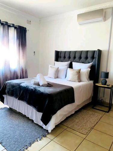 Ένα ή περισσότερα κρεβάτια σε δωμάτιο στο Listos Guest House