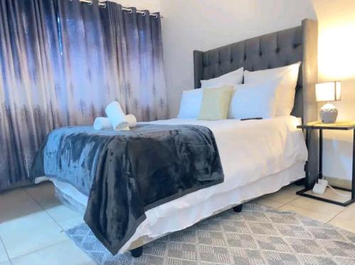 Ένα ή περισσότερα κρεβάτια σε δωμάτιο στο Listos Guest House