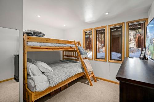 Ένα ή περισσότερα κρεβάτια σε δωμάτιο στο Magnificent 2-bedroom, 2-bath lakefront complex